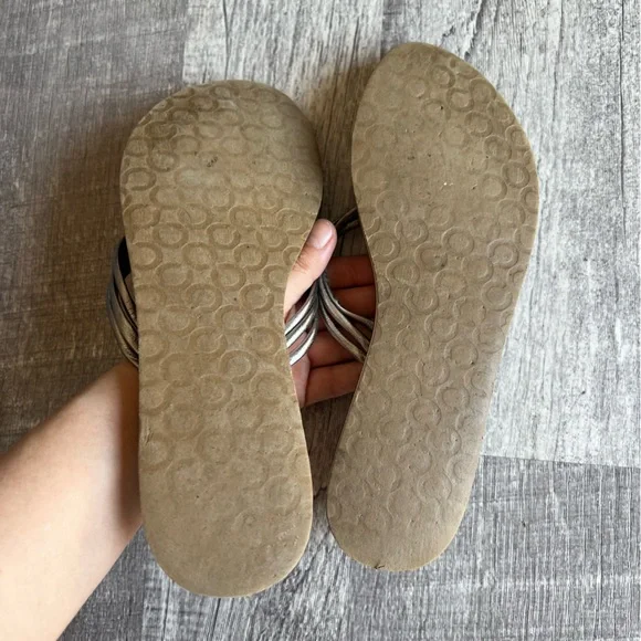 Coach Silver Leather Logo Flip Flop Sandals Women’s Size 8 - Picture 8 of 10